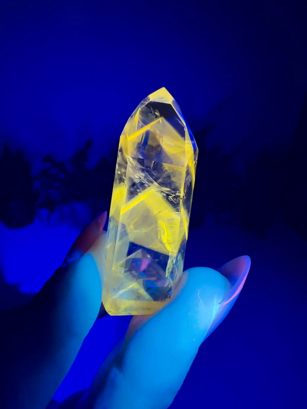 Amethyst Tower with UV Reactive Powellite Phantoms from Cordeiros, Bahia, Brazil